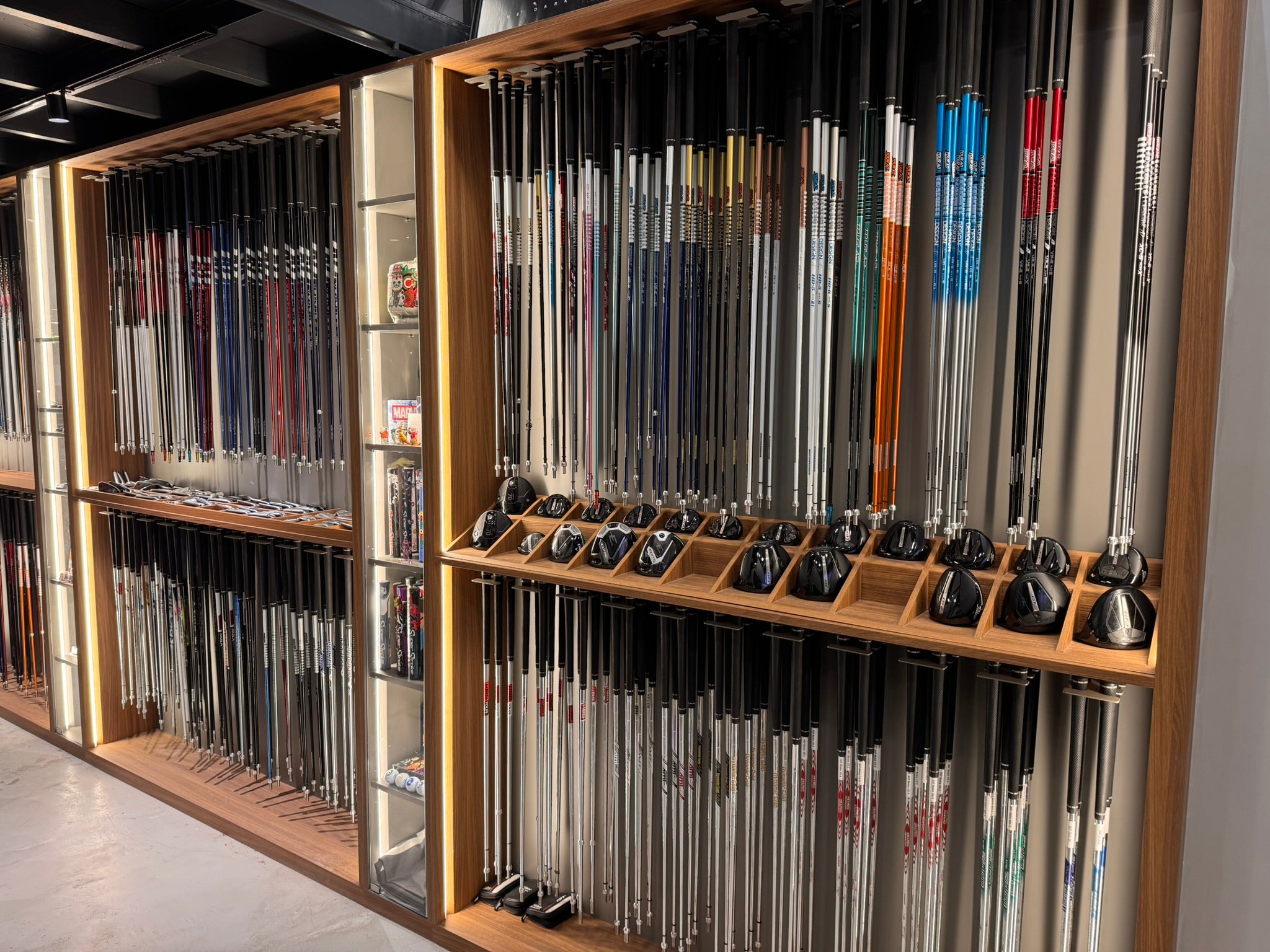 Display of golf shafts for club fitting